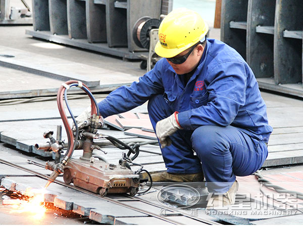 車間工人認真生產